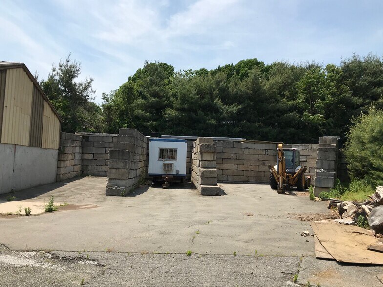 More Photos Of 8 Merritt Pl, Norwalk Warehouse For Lease