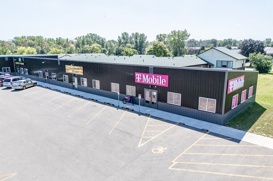 More Photos Of 1186 N Shawano St, New London General Retail For Lease