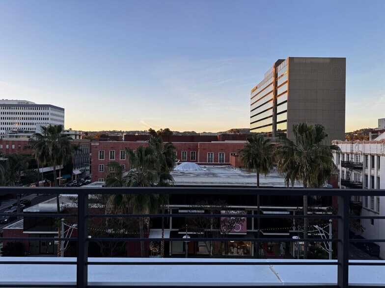 More Photos Of 390 N Bedford Dr, Beverly Hills Restaurant For Lease