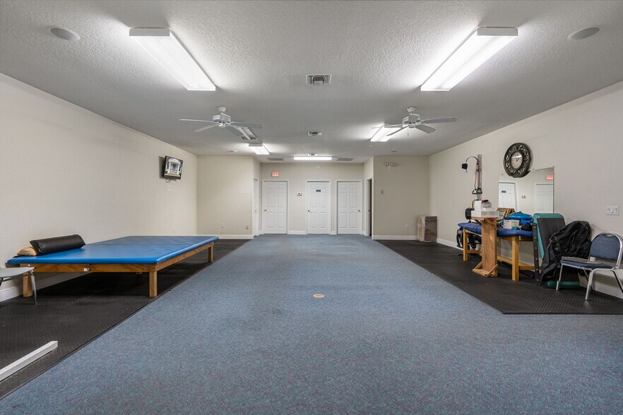More Photos Of 1377 Deltona Blvd, Spring Hill Office For Lease