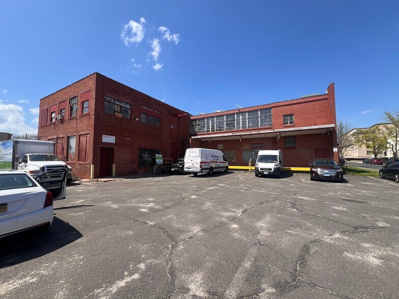 More Photos Of 19-29 Lafayette St, Hartford Distribution For Sale