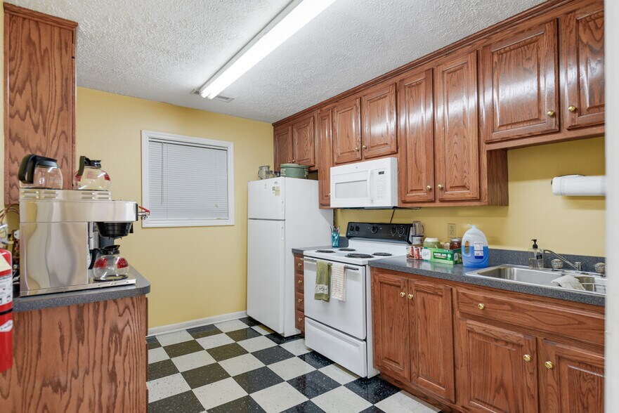 More Photos Of 545 E Main St, Hartsville Warehouse For Lease