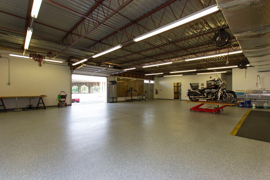 More Photos Of 4058 S Memorial Pky, Huntsville Warehouse For Sale