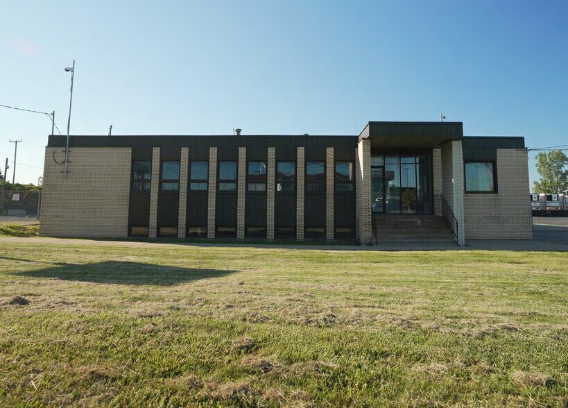 More Photos Of 1590 Boul Hymus, Dorval Distribution For Lease