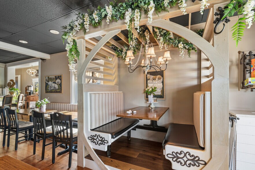 More Photos Of 320 W College St, Pulaski Fast Food For Sale