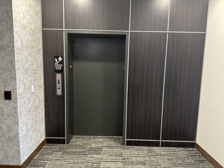 More Photos Of 2700 S Lorraine Pl, Sioux Falls Office For Lease