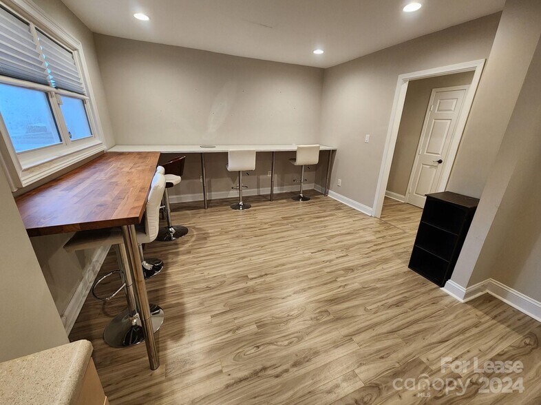 More Photos Of 1508 Remount Rd, Charlotte Showroom For Lease