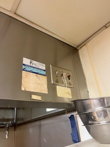 More Photos Of 139 E Walnut St, Oglesby Restaurant For Sale