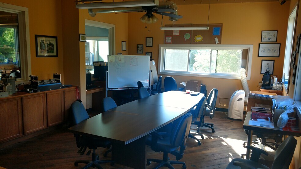 More Photos Of 1548 Burden Lake Rd, Averill Park Warehouse For Lease