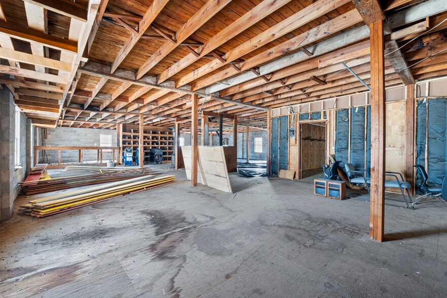 More Photos Of 803 Mcarthur St, Manchester Warehouse For Sale