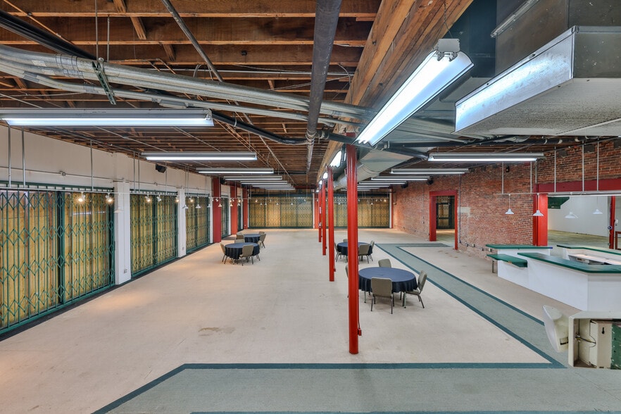 More Photos Of 400 E 4th St, Santa Ana General Retail For Lease