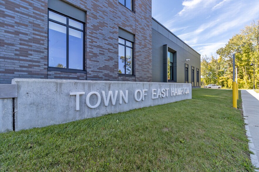 More Photos Of 11 Edgewater Cir, East Hampton Office For Lease