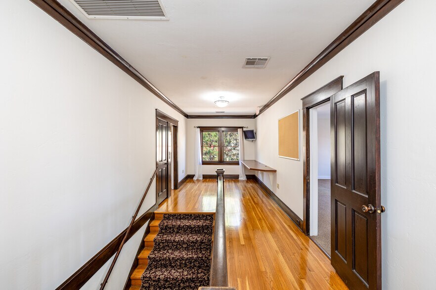 More Photos Of 717 W Riordan Rd, Flagstaff Storefront Retail Office For Sale