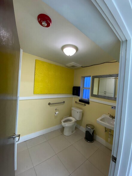 More Photos Of 1705-1707 W 32nd Pl, Hialeah Warehouse For Lease