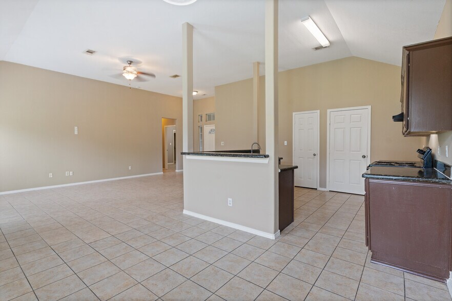 More Photos Of 9104 N Green River Dr, Houston Specialty For Sale