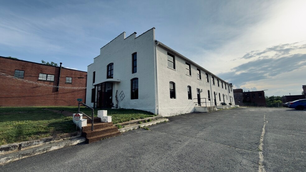 Primary Photo Of 27 N Main St, Springfield Specialty For Lease