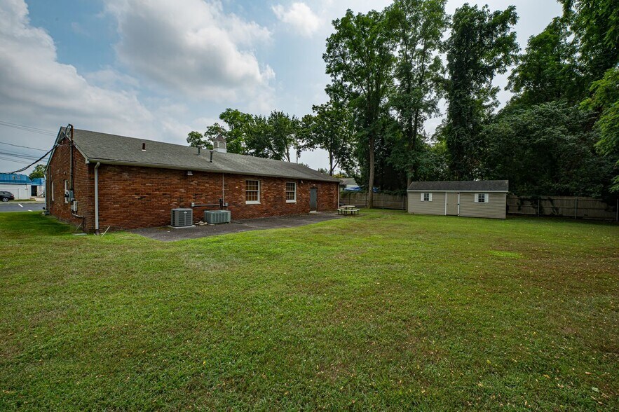 More Photos Of 1698 Roosevelt Ave, Bohemia Office For Sale