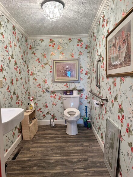 More Photos Of 1048 Klondike Rd, State Road Office For Sale