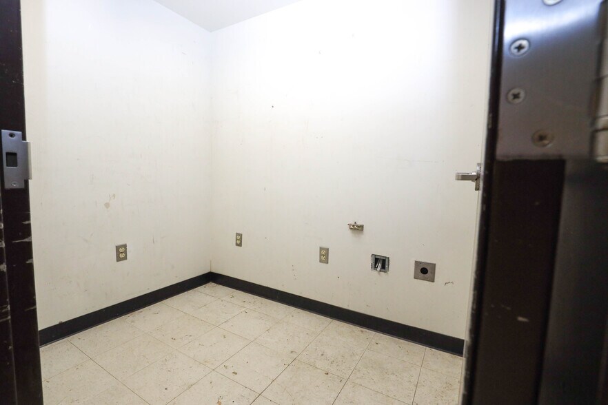 More Photos Of 902 N Lewis St, Glenville Drugstore For Sale