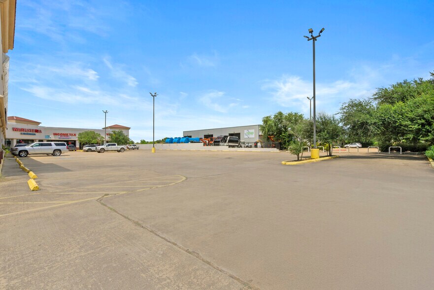 More Photos Of 301 Vista Rd, Pasadena Storefront For Lease