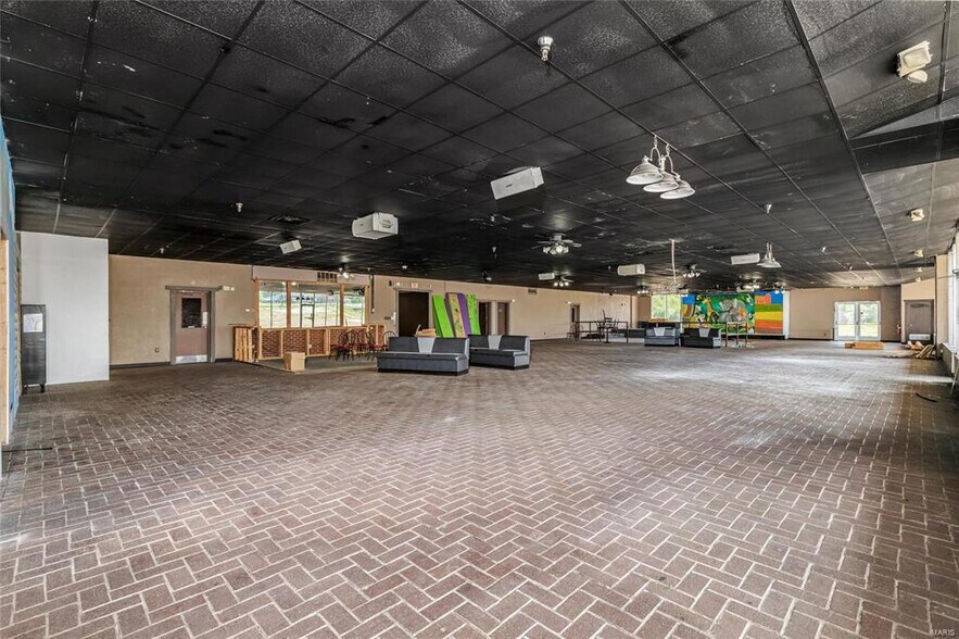 More Photos Of 512 Old Route 66, Saint Robert Showroom For Sale