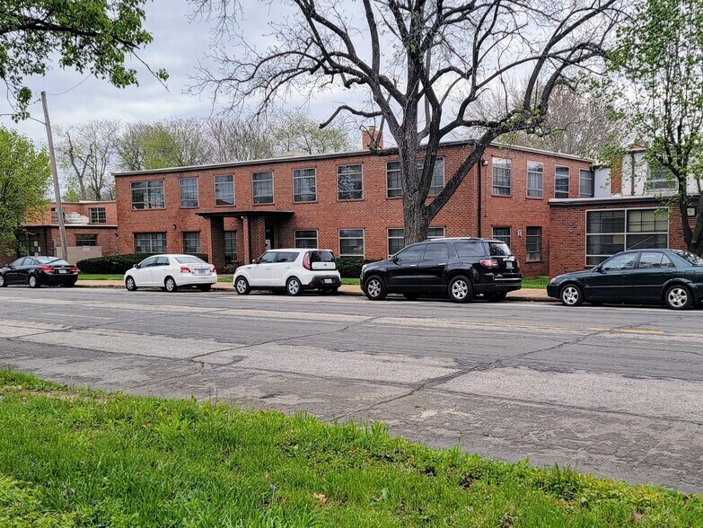 More Photos Of 3622 Greenwood Blvd, Maplewood Flex For Lease