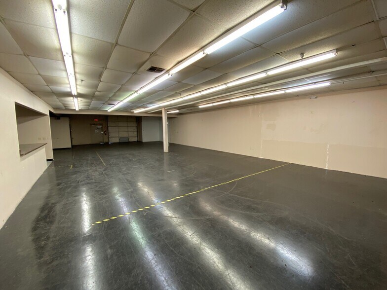 More Photos Of 9797-10161 E Admiral Pl, Tulsa Showroom For Lease