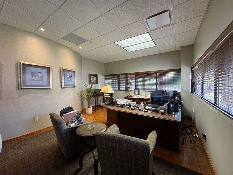 More Photos Of 5440 N Oak Tfwy, Kansas City Office For Sale