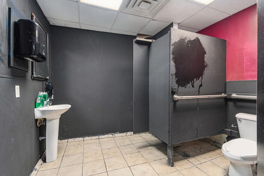 More Photos Of 6500 Railroad Ave, Omaha Restaurant For Sale
