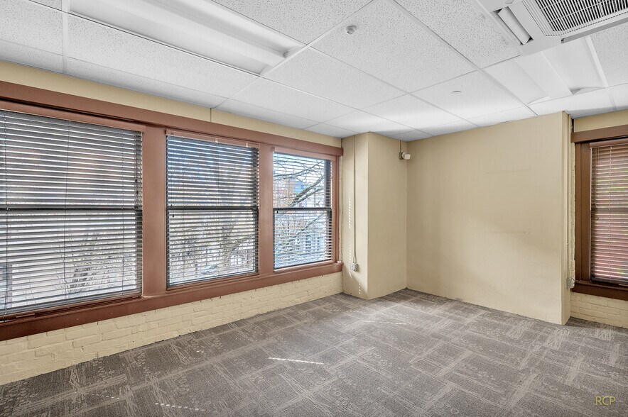 More Photos Of 75 NW Couch St, Portland Medical For Lease