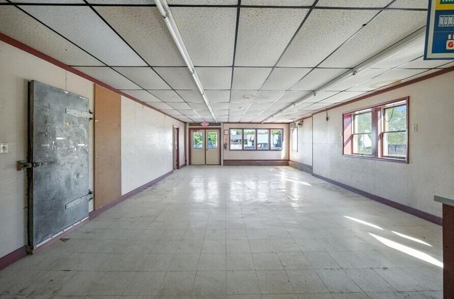 More Photos Of 136 Lake St, Penn Yan Freestanding For Lease