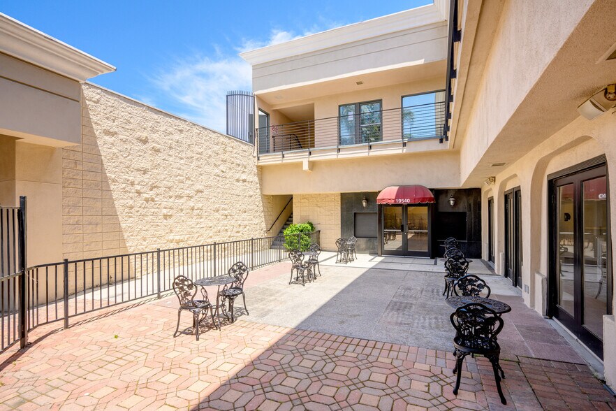 More Photos Of 19522-19598 Ventura Blvd, Tarzana General Retail For Sale