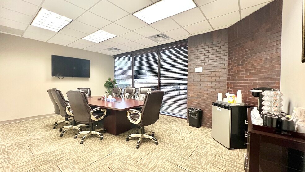 More Photos Of 8800 Roswell Rd, Sandy Springs Office For Sale