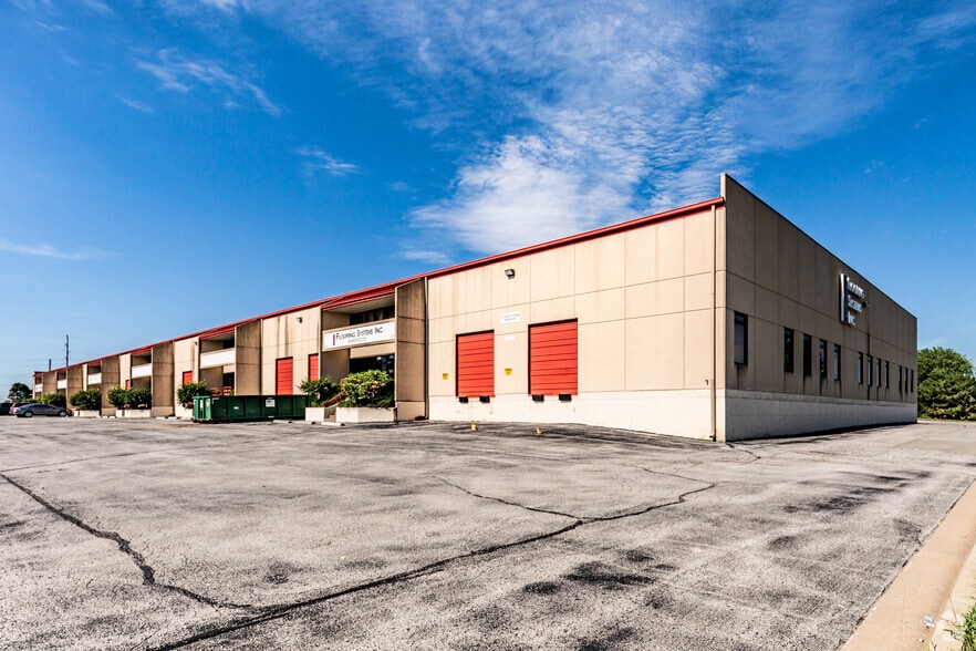 More Photos Of 200-246 NW Plaza Dr, Riverside Warehouse For Lease
