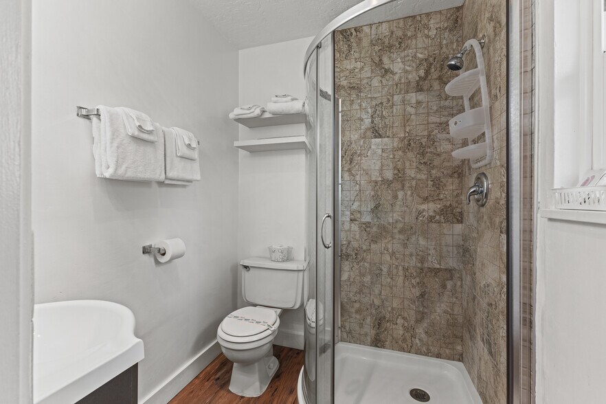 More Photos Of 787 N Central Blvd, Coquille Hotel For Sale