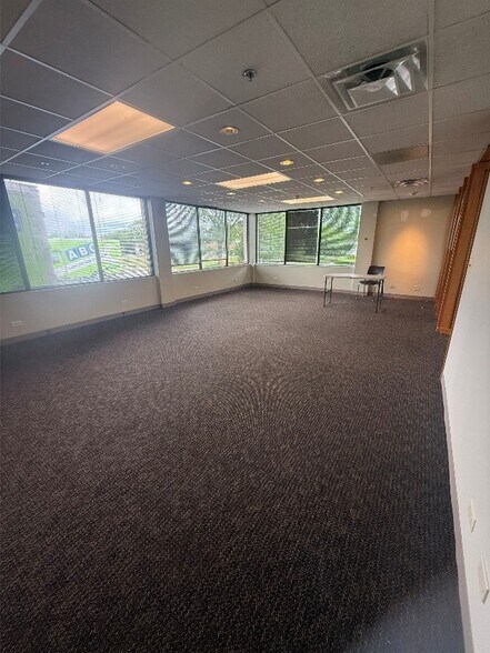 More Photos Of 220 W Campus Dr, Arlington Heights Research And Development For Lease