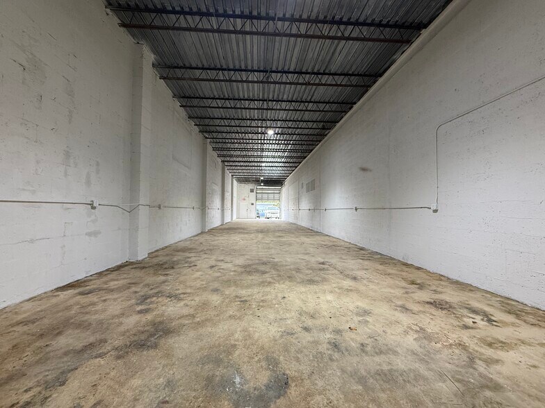 More Photos Of 820-826 NW 10th Ter, Fort Lauderdale Service For Lease