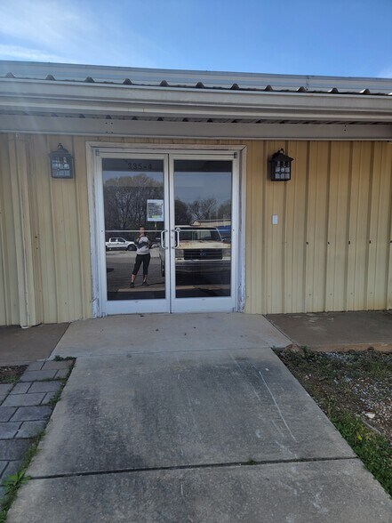 More Photos Of 335 College Ave, Boiling Springs Restaurant For Lease
