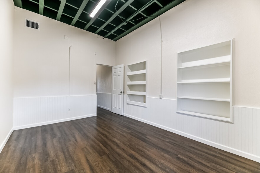 More Photos Of 121 W Sealy St, Alvin Freestanding For Sale