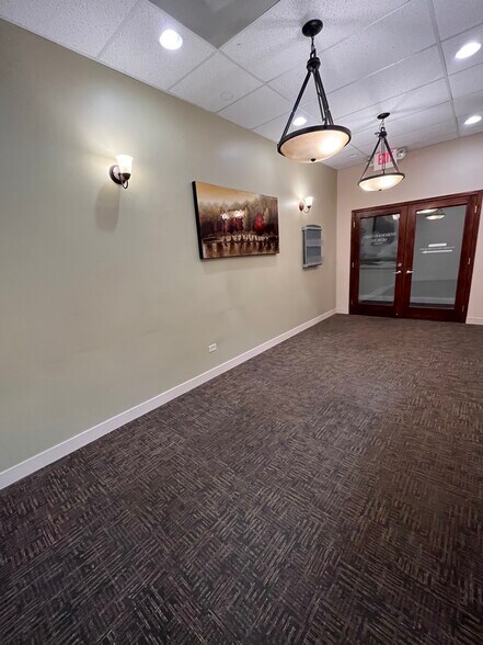 More Photos Of 1136-1144 W Jefferson St, Shorewood Storefront Retail Office For Lease