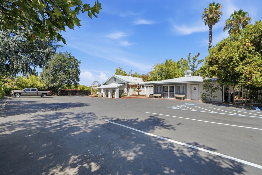 More Photos Of 870 Hartnell Ave, Redding Garden Center For Sale