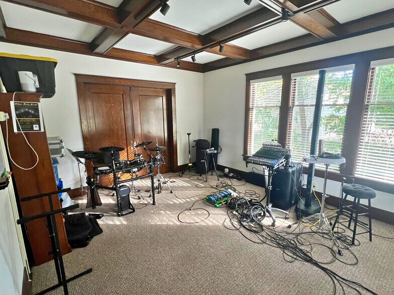 More Photos Of 232 S Batavia Ave, Batavia Office For Sale
