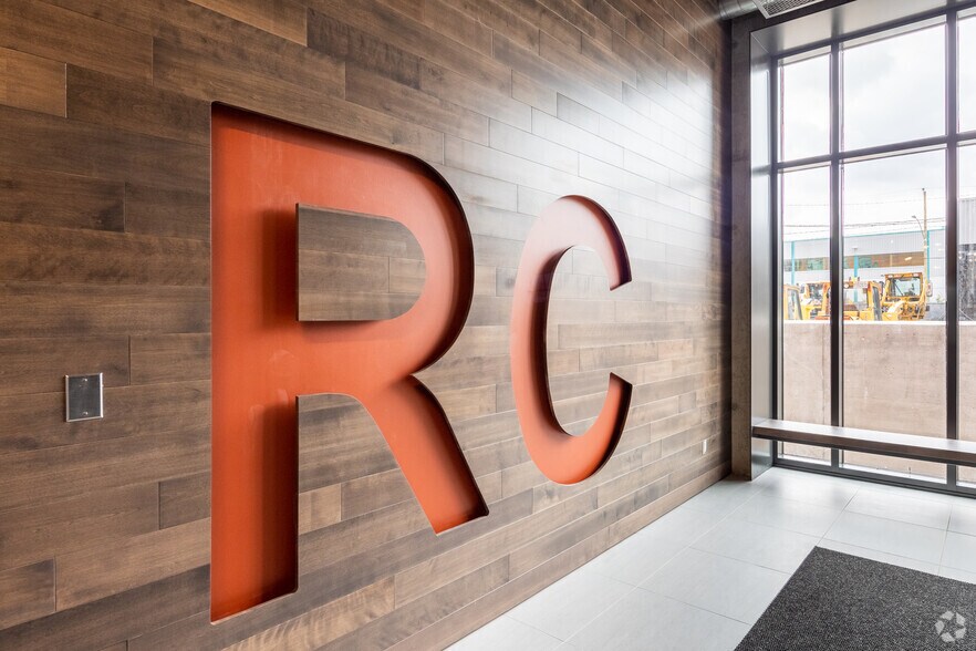 More Photos Of 7260 Rue Saint-Urbain, Montréal Office For Lease