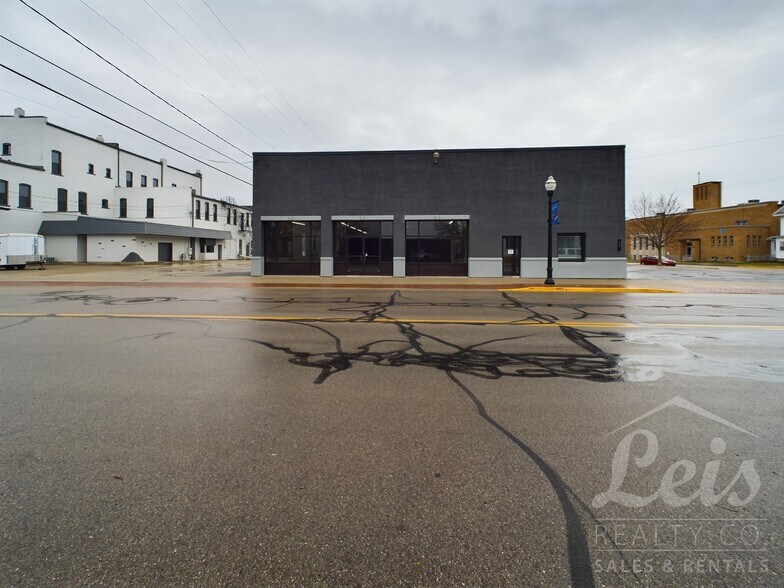 More Photos Of 39 S Center St, Versailles General Retail For Lease