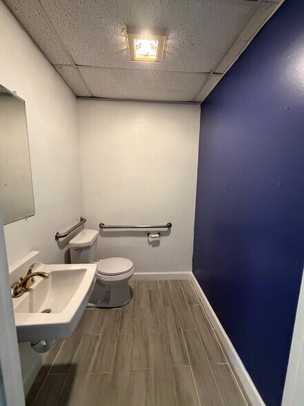 More Photos Of 550 Balmoral Cir N, Jacksonville Unknown For Lease