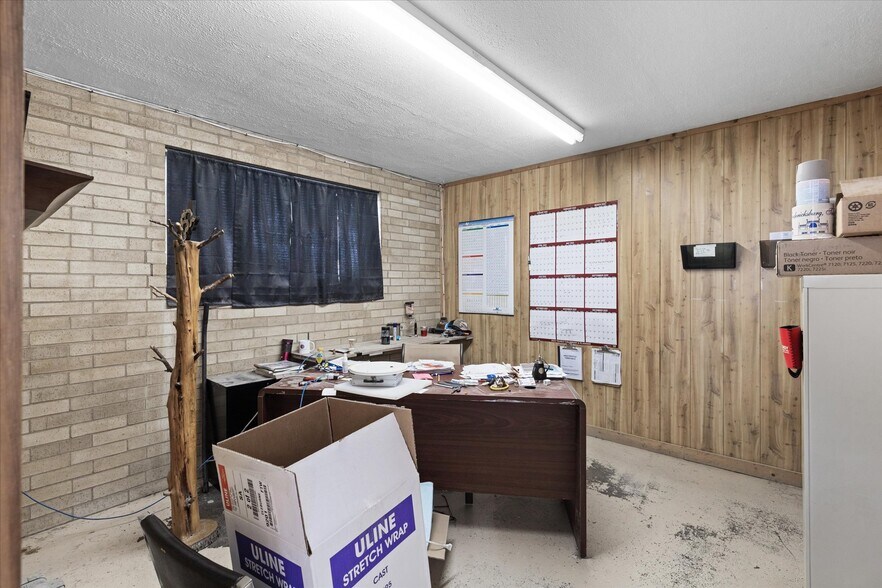 More Photos Of 2305 N Main St, Cleburne Flex For Sale