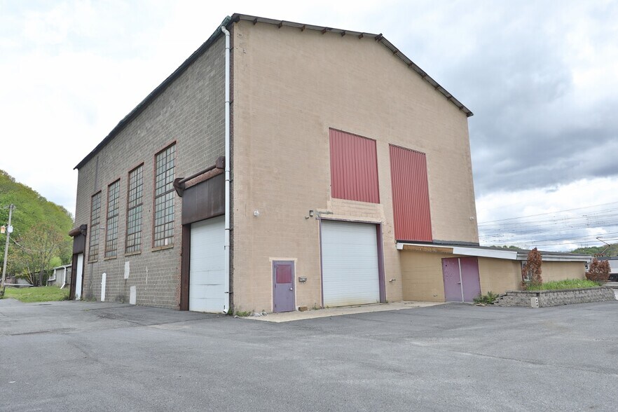 More Photos Of 126 E Dickerson St, Dover Warehouse For Lease