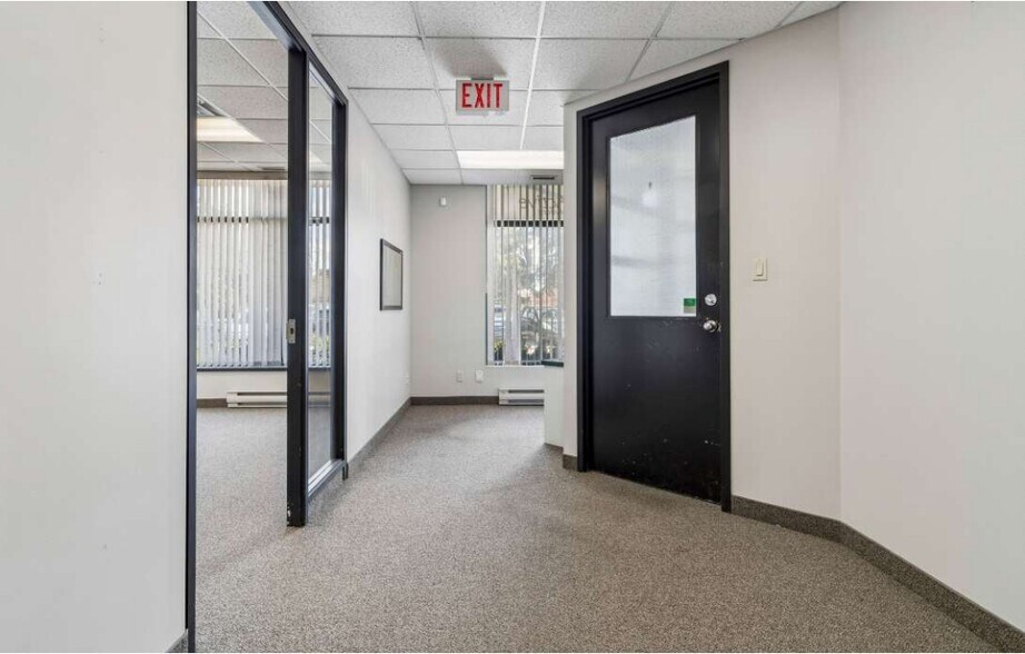 More Photos Of 242 Applewood Cres, Vaughan Light Manufacturing For Sale