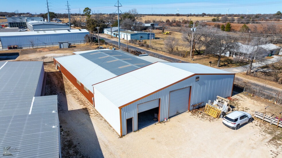 More Photos Of 302 N Access Rd, Clyde Showroom For Sale