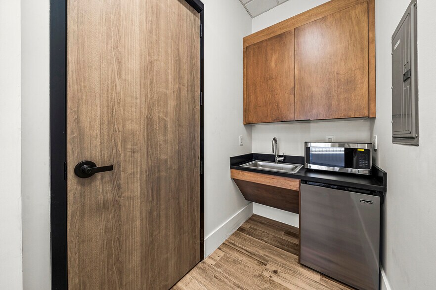 More Photos Of 1930 N 30th Rd, Hollywood Office Residential For Lease